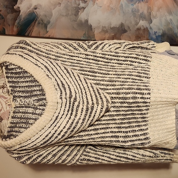 Hooded Sweater - Picture 4 of 6